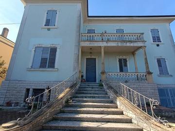 Villa di 691 m² con più di 5 locali e box auto dop