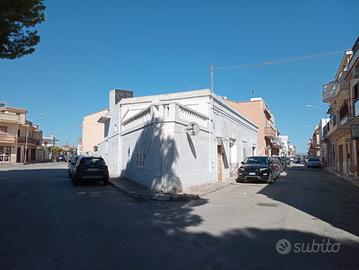 Casa d'epoca con garage e terreno di pertinenza