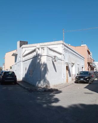 Casa d'epoca con garage e terreno di pertinenza