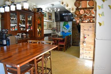 Villetta su tre piani con giardino e box