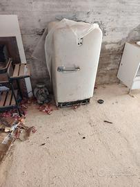 Frigorifero vintage da restaurare