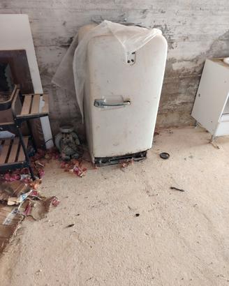 Frigorifero vintage da restaurare