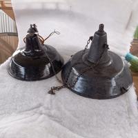 Vecchi lampadari in ferro smaltato a cappello