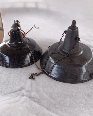 Vecchi lampadari in ferro smaltato a cappello
