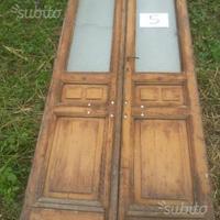Antica porta a vetro con scuri