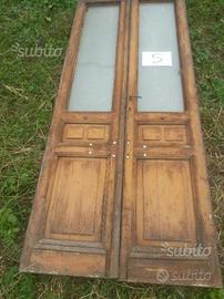 Antica porta a vetro con scuri