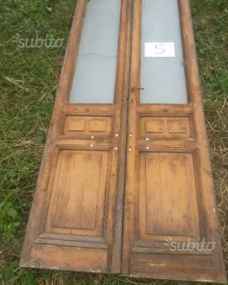 Antica porta a vetro con scuri
