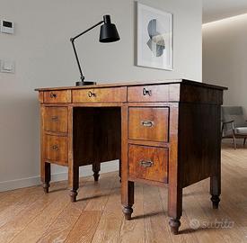 Scrivania inizio'800 in legno di noce a 7 cassetti