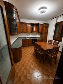 Cucina con tavolo e 6 sedie