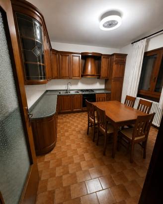 Cucina con tavolo e 6 sedie