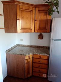 Mobili da cucina con tavolo.