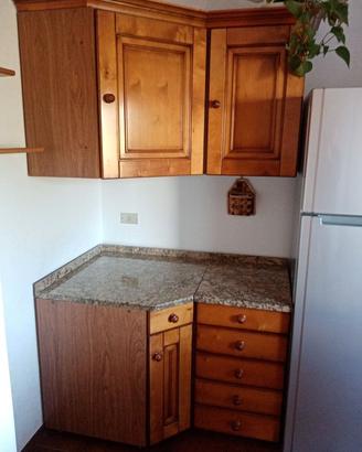Mobili da cucina con tavolo.