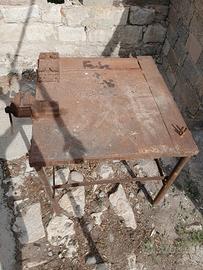 Banco da lavoro con morsa