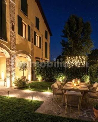 Villa di 276 m² con 5 locali e box auto a Anzola d
