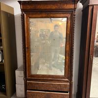 Armadio antico con specchio