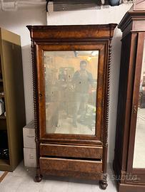 Armadio antico con specchio