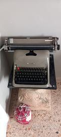 Macchina da scrivere della Olivetti