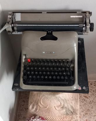 Macchina da scrivere della Olivetti