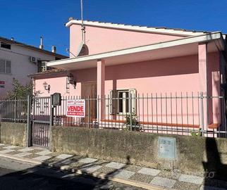 VILLA UNIFAMILIARE VICINO AL MARE RIF 744