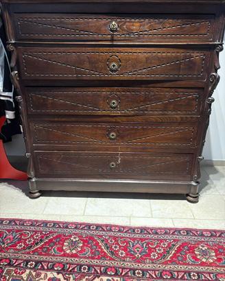 Cassettiera in legno scuro con 5 cassetti