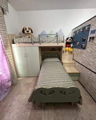 Cameretta a ponte con letto a castello e scrivania