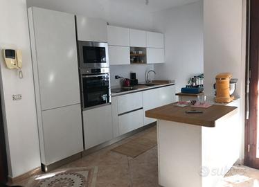 Cucina completa con penisola