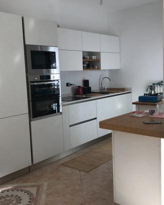 Cucina completa con penisola