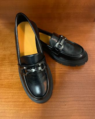 Mocassini neri con fibbia