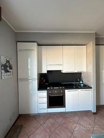 CUCINA COMPLETA DI ELETTRODOMESTICI E TAVOLO