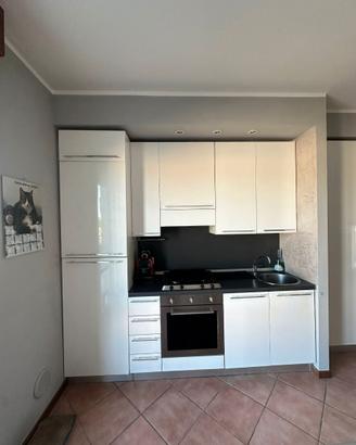 CUCINA COMPLETA DI ELETTRODOMESTICI E TAVOLO