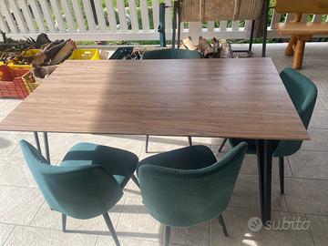 Tavolo allungabile effetto legno  + 4 sedie