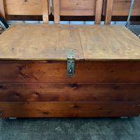 Cassa in legno con coperchio e ruote