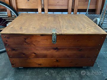 Cassa in legno con coperchio e ruote