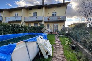 VILLA A SCHIERA A BUGGIANO