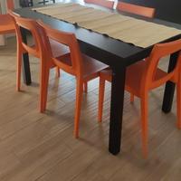 tavolo con sedie arancione 