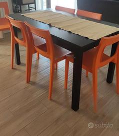 tavolo con sedie arancione 