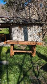 Tavolo massiccio in legno di castagno.