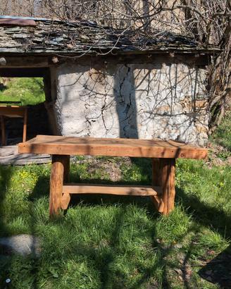 Tavolo massiccio in legno di castagno.