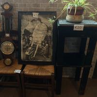 Quadro, orologio, sedie e mobile