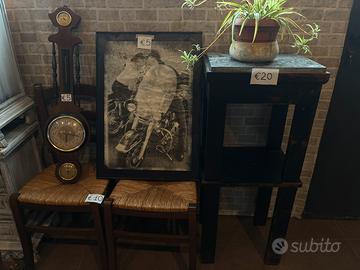 Quadro, orologio, sedie e mobile