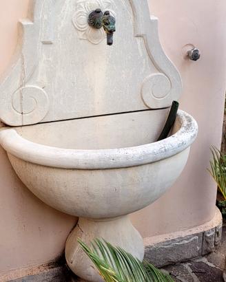 Fontana da parete in pietra