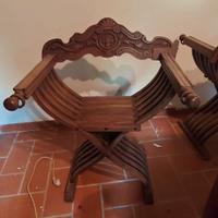 Coppia di sedie Savonarola in legno intagliato