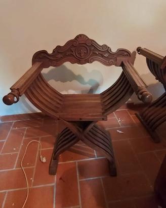 Coppia di sedie Savonarola in legno intagliato