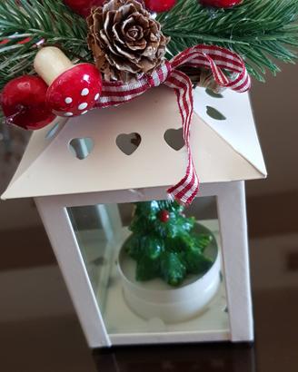 Piccola lanterna natalizia con candela albero   