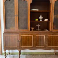 Credenza in legno con intagli e decorazioni...