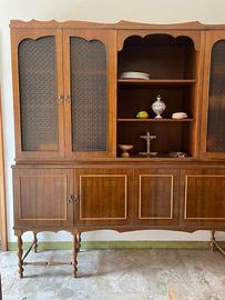 Credenza in legno con intagli e decorazioni...