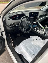Veicolo SUV Peugeot 3008