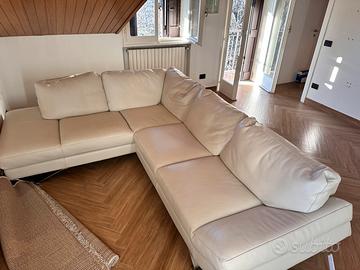 Divano angolare Natuzzi in vera pelle color avorio