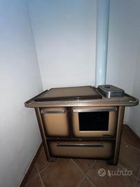 Cucina stufa con forno a legna