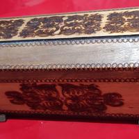 Porta gioie vintage in legno decorato a fuoco 